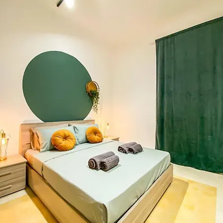 Earthly Escape 7 - Sliema Strand, * Gzira