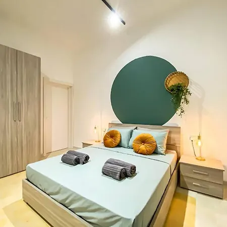 Earthly Escape 7 - Sliema Strand, * Gzira