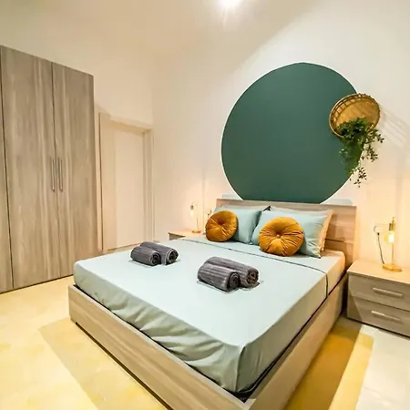 Earthly Escape 7 - Sliema Strand, * Gzira